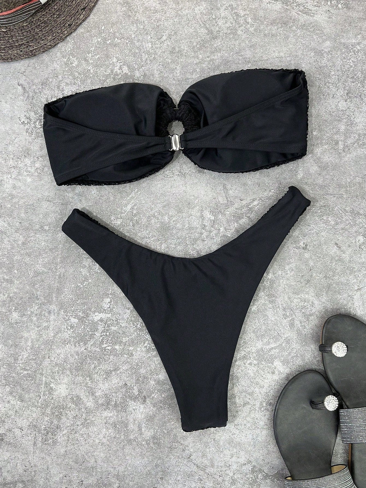 Biquíni com Sutiã Bandeau e Corte Alto